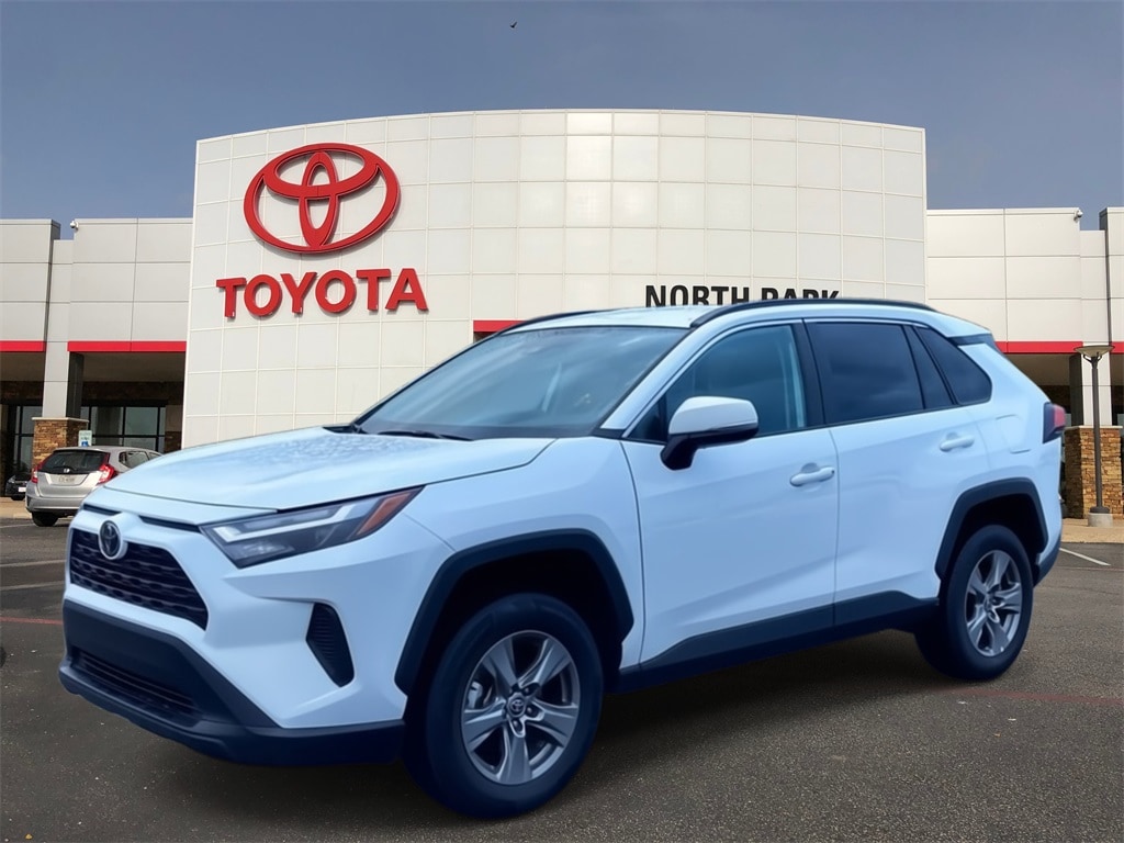2024 Toyota RAV4 XLE's photo