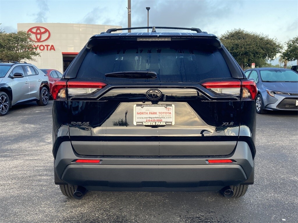 2025 Toyota RAV4 XLE photo 4