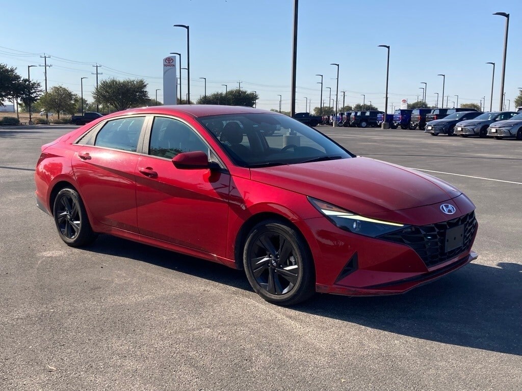 2023 Hyundai Elantra SEL photo 3