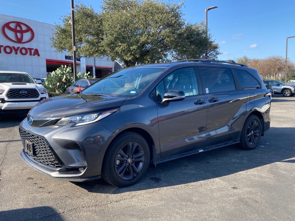 2025 Toyota Sienna XSE's photo