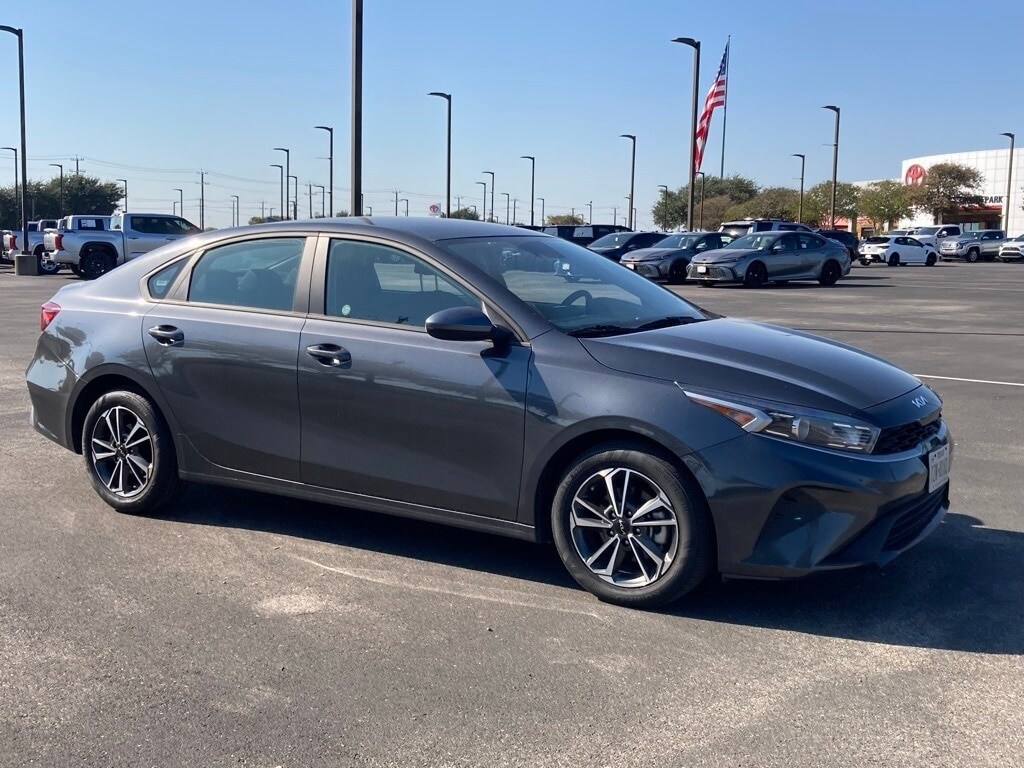 2024 Kia Forte LXS photo 2