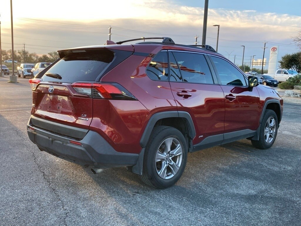 2022 Toyota RAV4 Hybrid LE photo 2