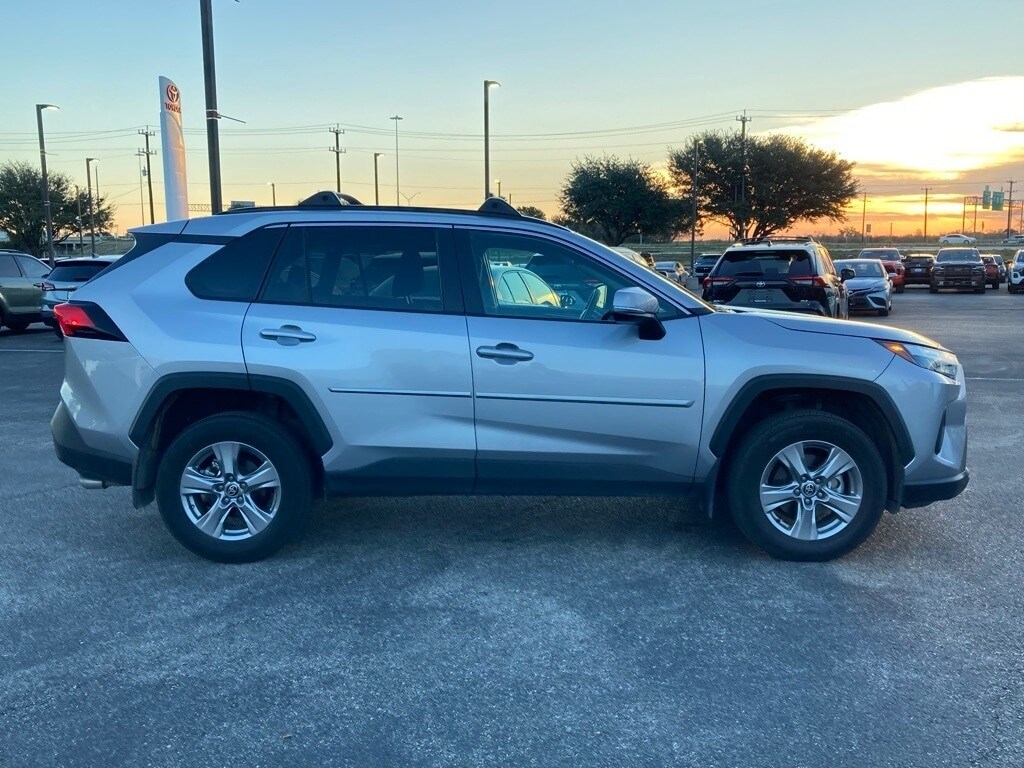 2024 Toyota RAV4 XLE photo 4