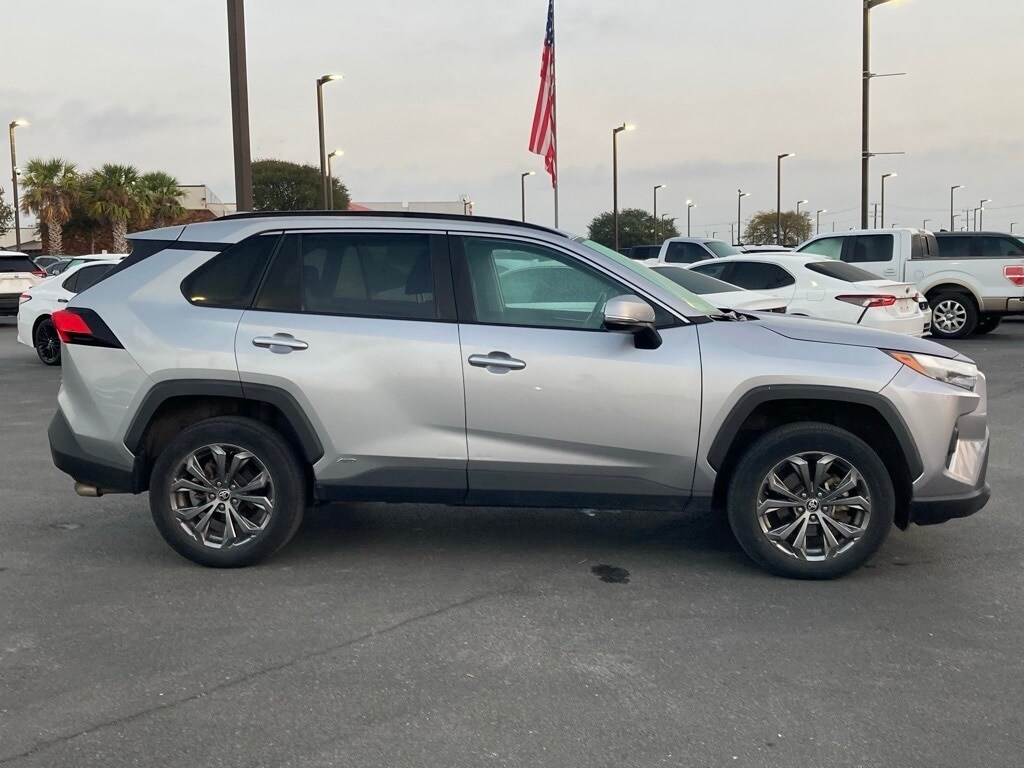 2022 Toyota RAV4 Hybrid XLE Premium photo 4