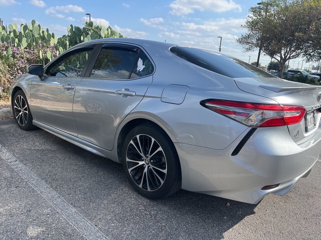 2018 Toyota Camry SE photo 3