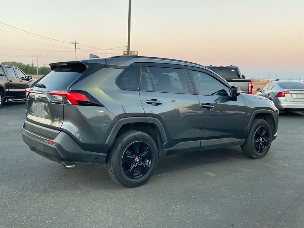 2020 Toyota RAV4 XLE photo 4