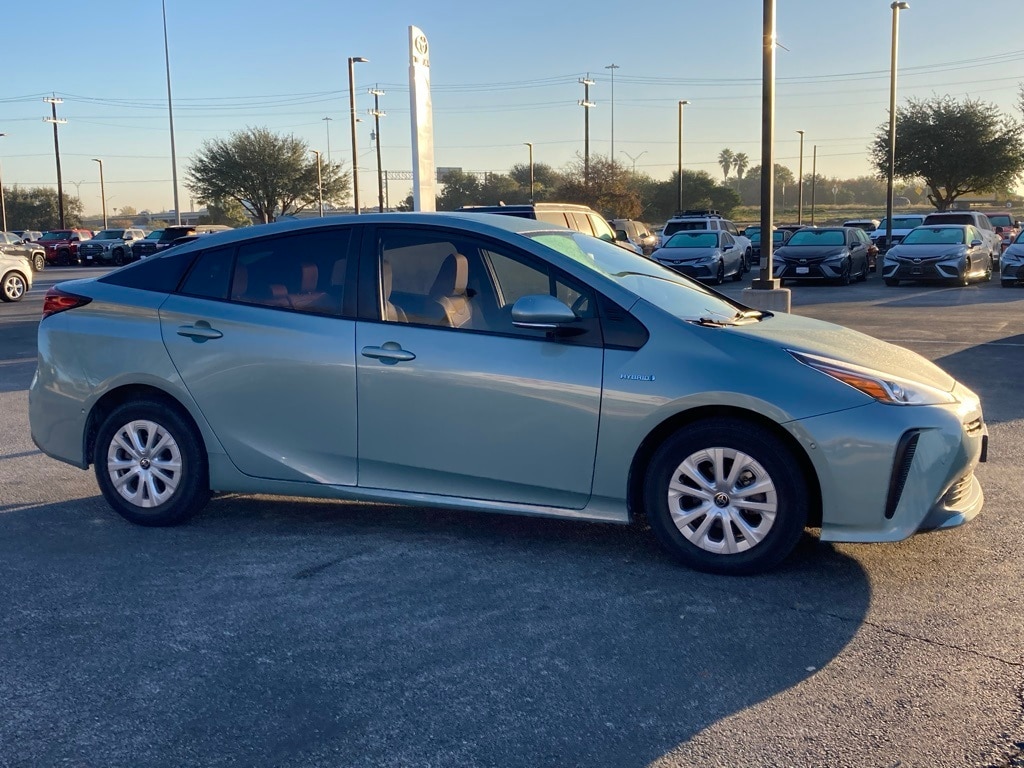 Used 2022 Toyota Prius L Hatchback