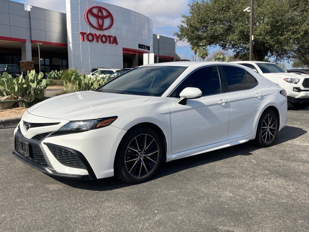 2021 Toyota Camry SE's photo