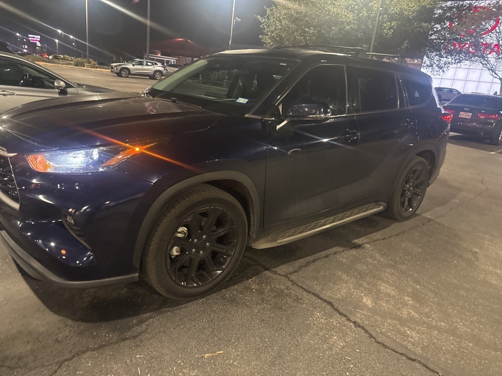2022 Toyota Highlander LE's photo
