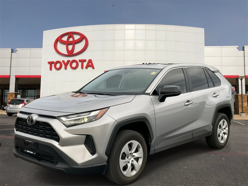 2025 Toyota RAV4 LE's photo
