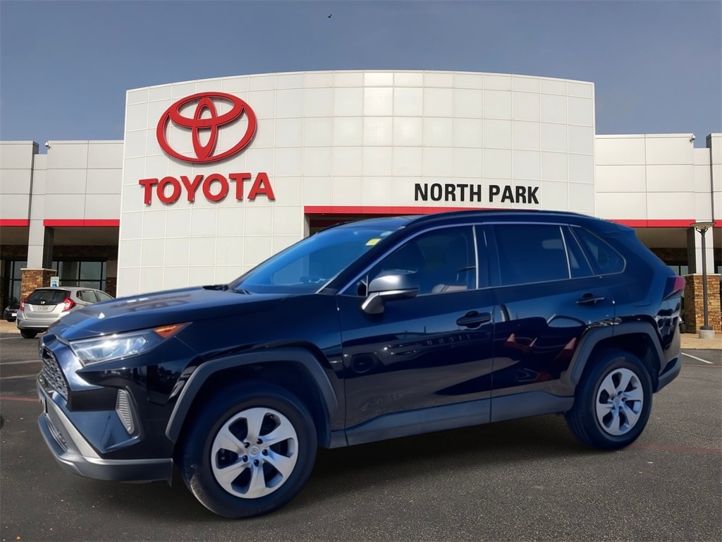 2021 Toyota RAV4 LE's photo