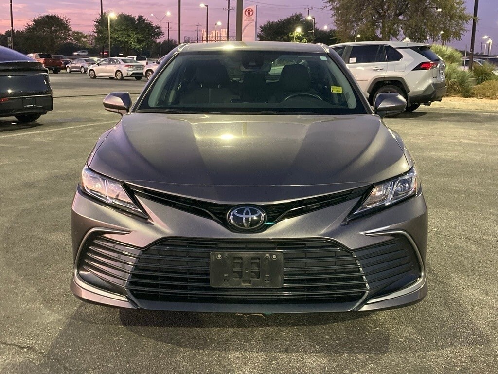 2022 Toyota Camry LE photo 2