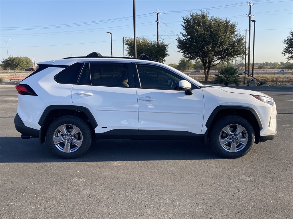 2025 Toyota RAV4 Hybrid XLE photo 3
