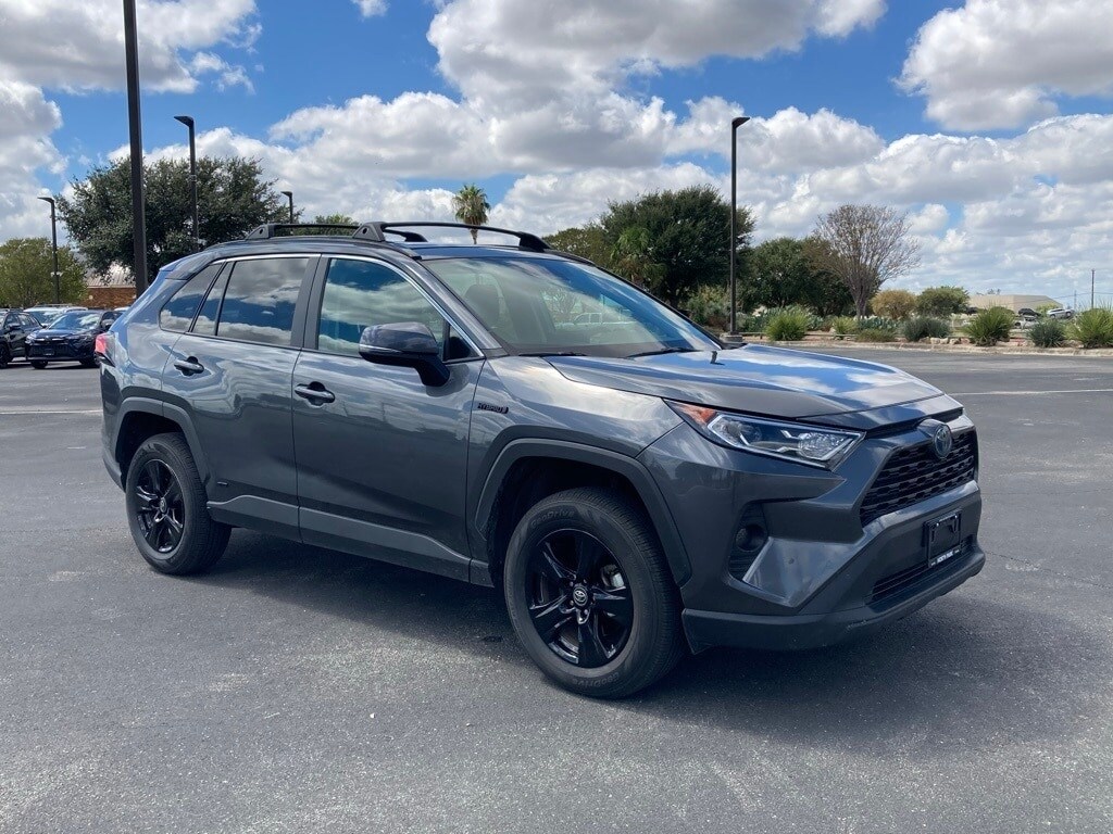 2020 Toyota RAV4 Hybrid XLE photo 3