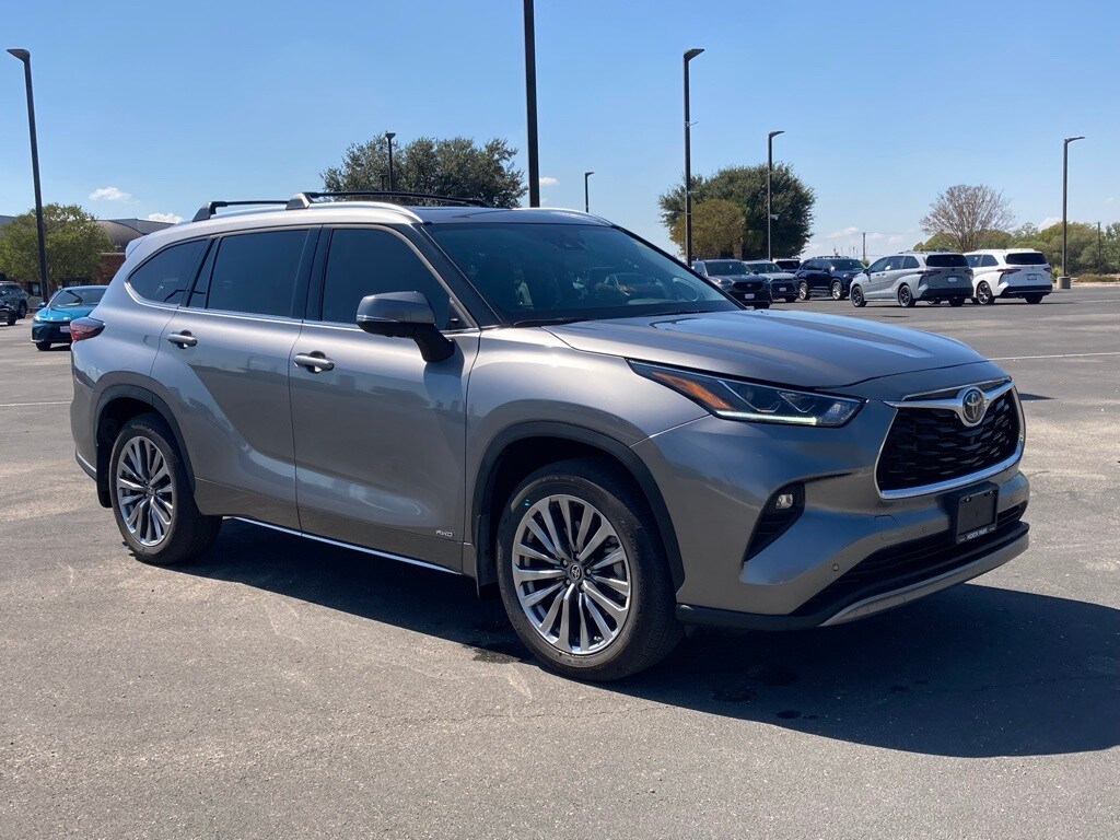 2025 Toyota Highlander Hybrid XLE photo 3