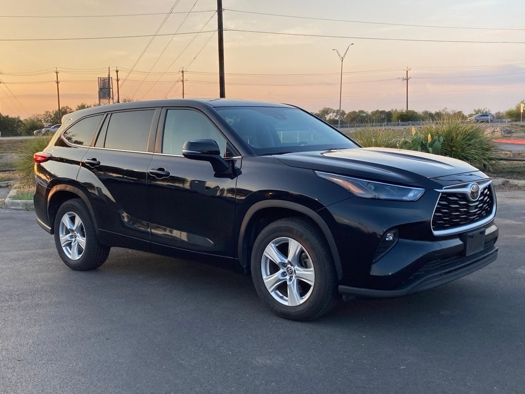 Used 2023 Toyota Highlander LE SUV