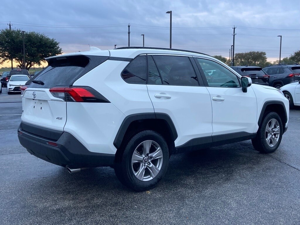 2024 Toyota RAV4 XLE photo 2