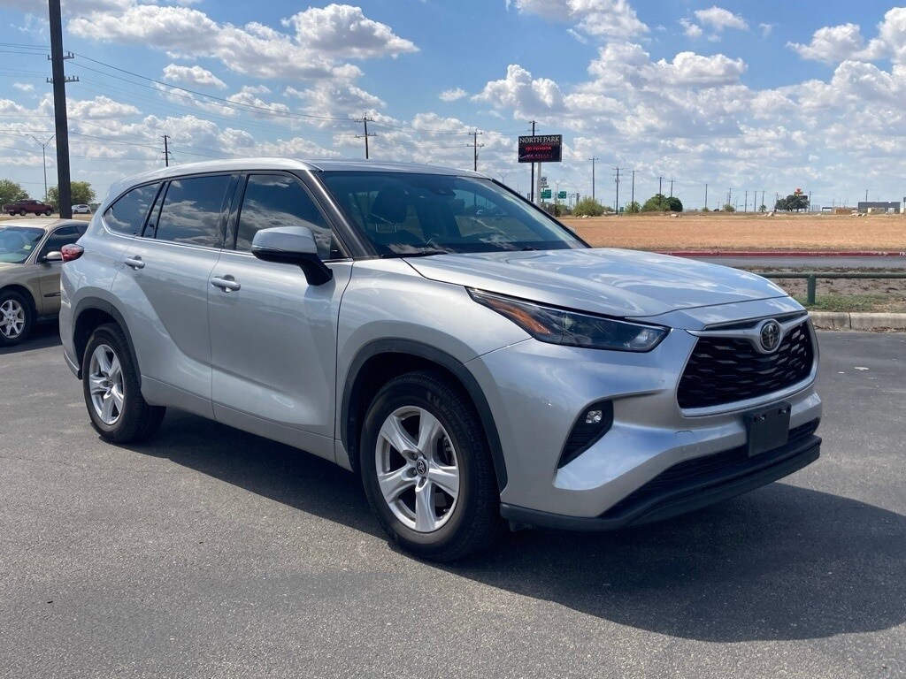 2022 Toyota Highlander LE photo 3