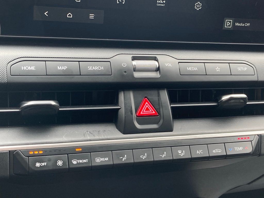 2025 Kia K4 LXS - Photo 18