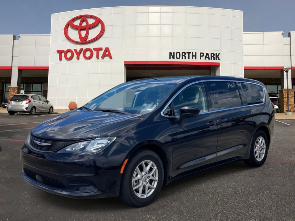 2023 Chrysler Voyager LX's photo