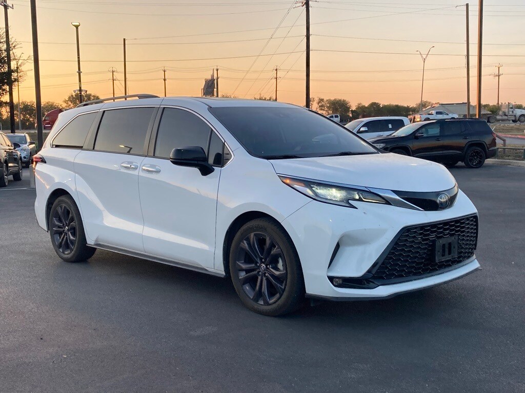 2022 Toyota Sienna XSE photo 3