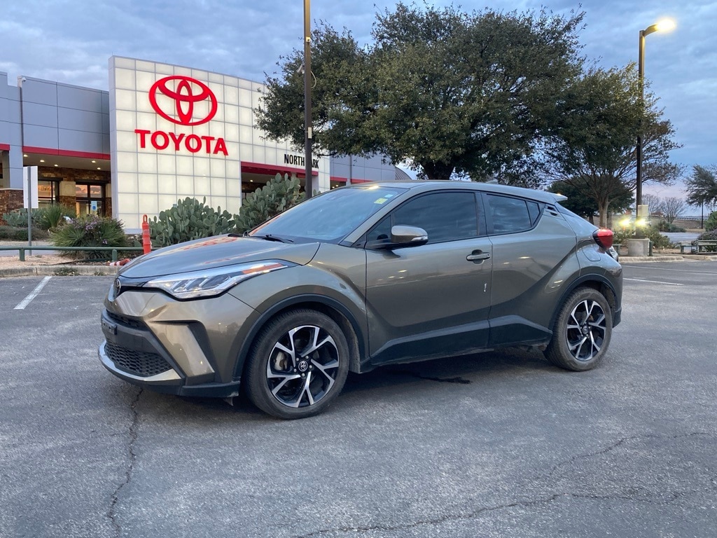 2021 Toyota C-HR XLE's photo