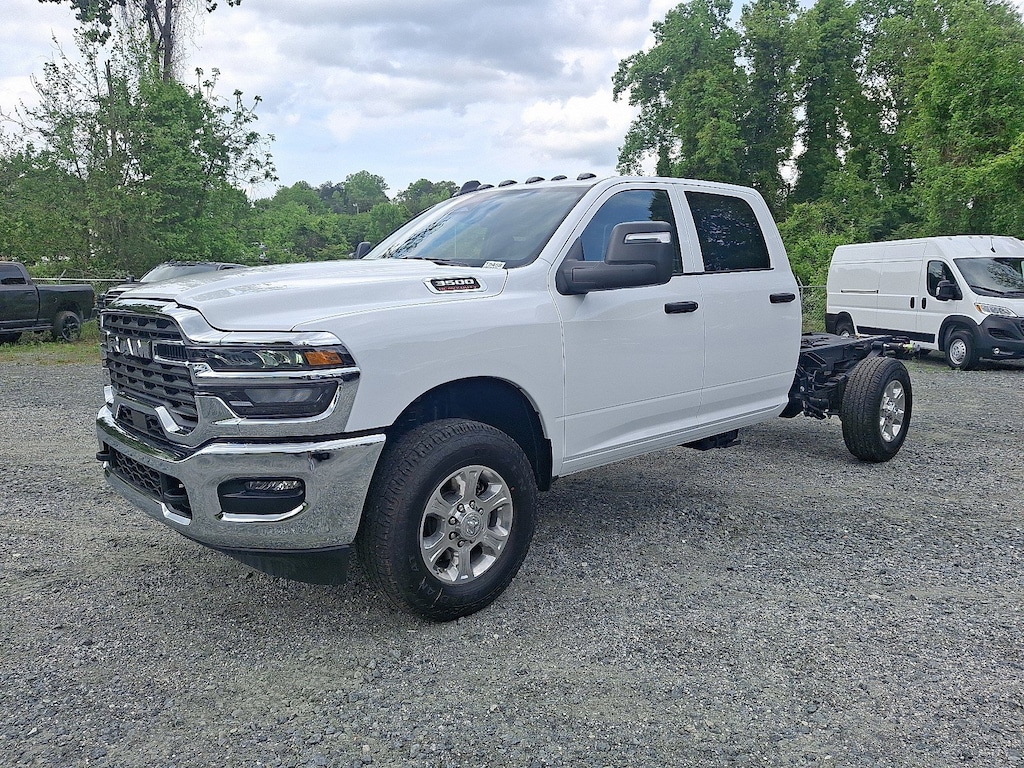 New 2025 Ram 3500 Chassis Cab 3500 TRADESMAN CREW CAB CHASSIS 4X4 60' CA Crew Cab