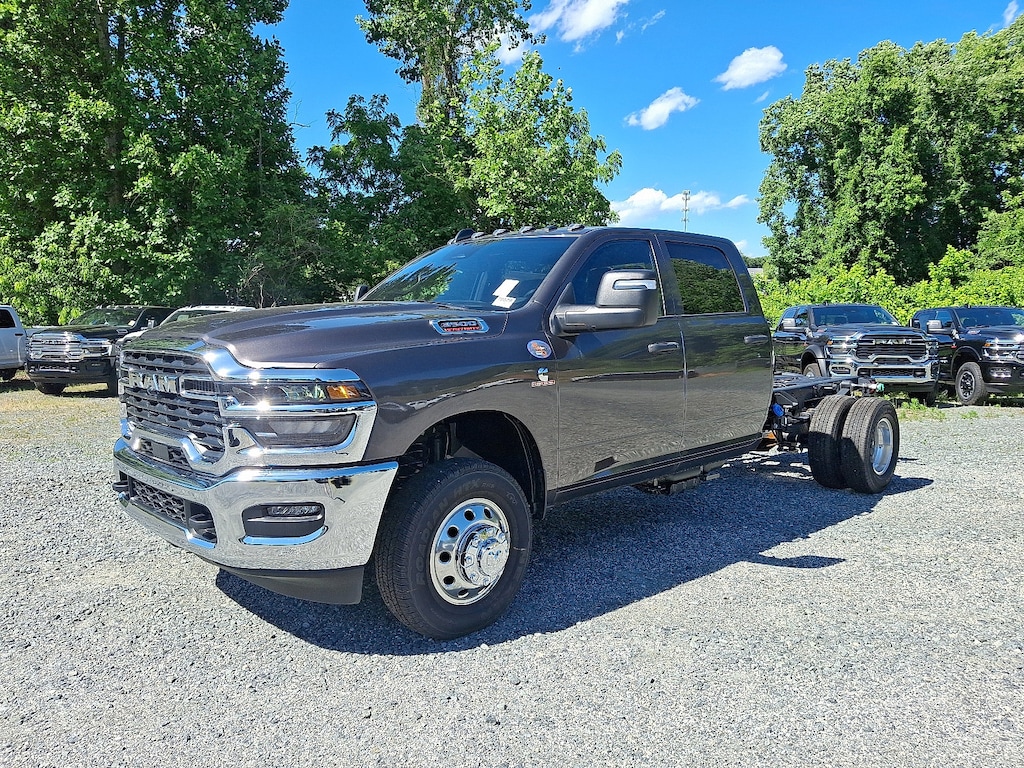 New 2025 Ram 3500 Chassis Cab 3500 TRADESMAN CREW CAB CHASSIS 4X4 60' CA Crew Cab