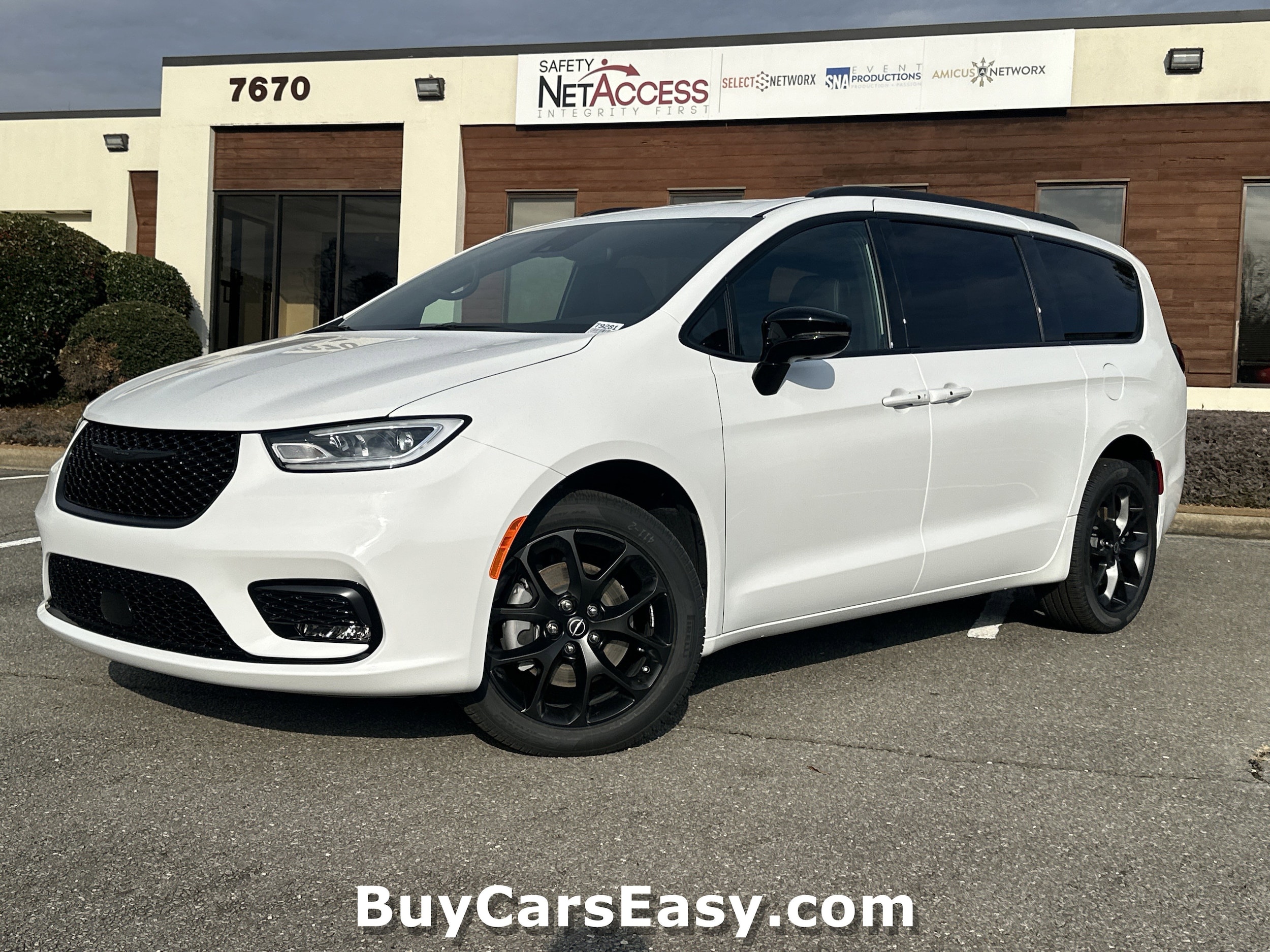 2026 Chrysler Pacifica Limited's photo