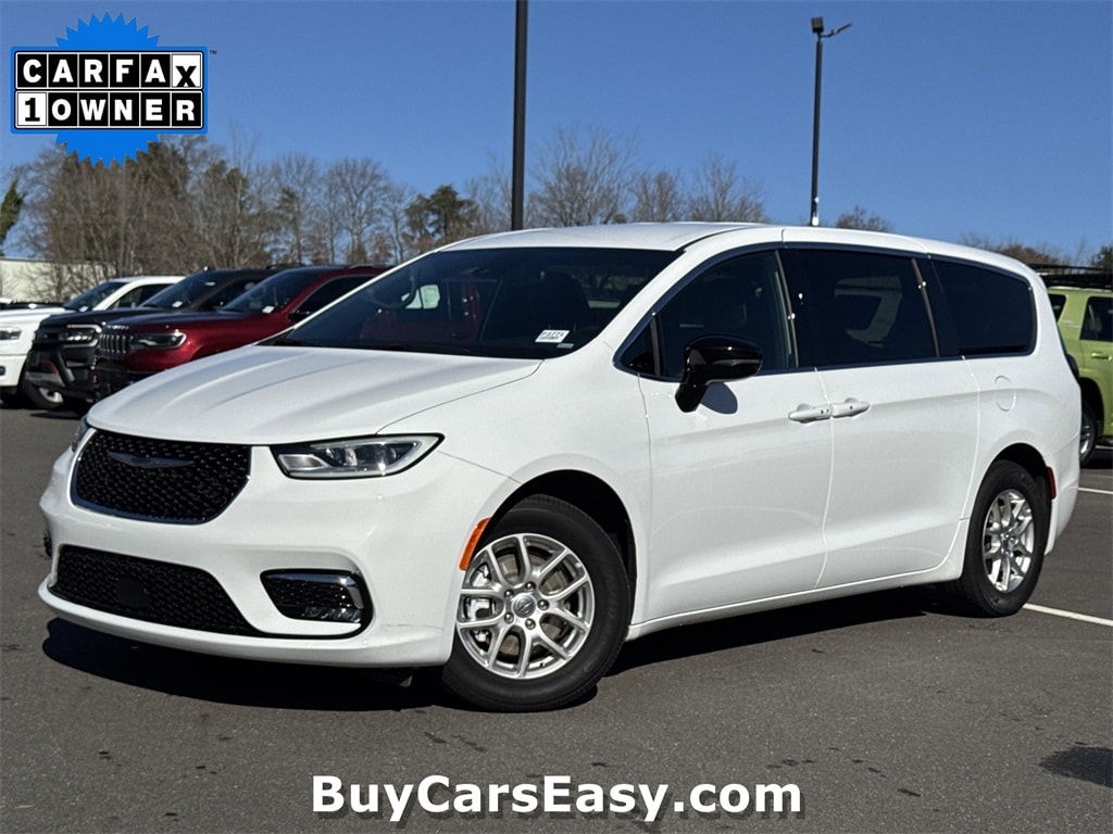 2025 Chrysler Pacifica Select's photo