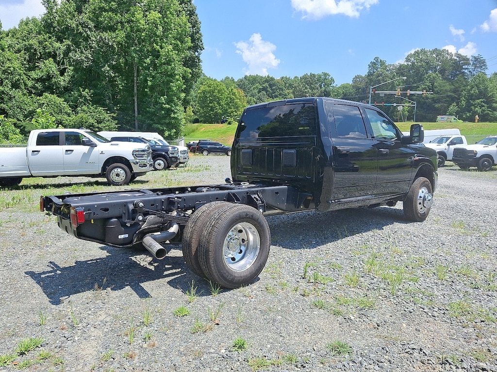 New 2025 Ram 3500 Chassis Cab 3500 TRADESMAN CREW CAB CHASSIS 4X2 60' CA Crew Cab