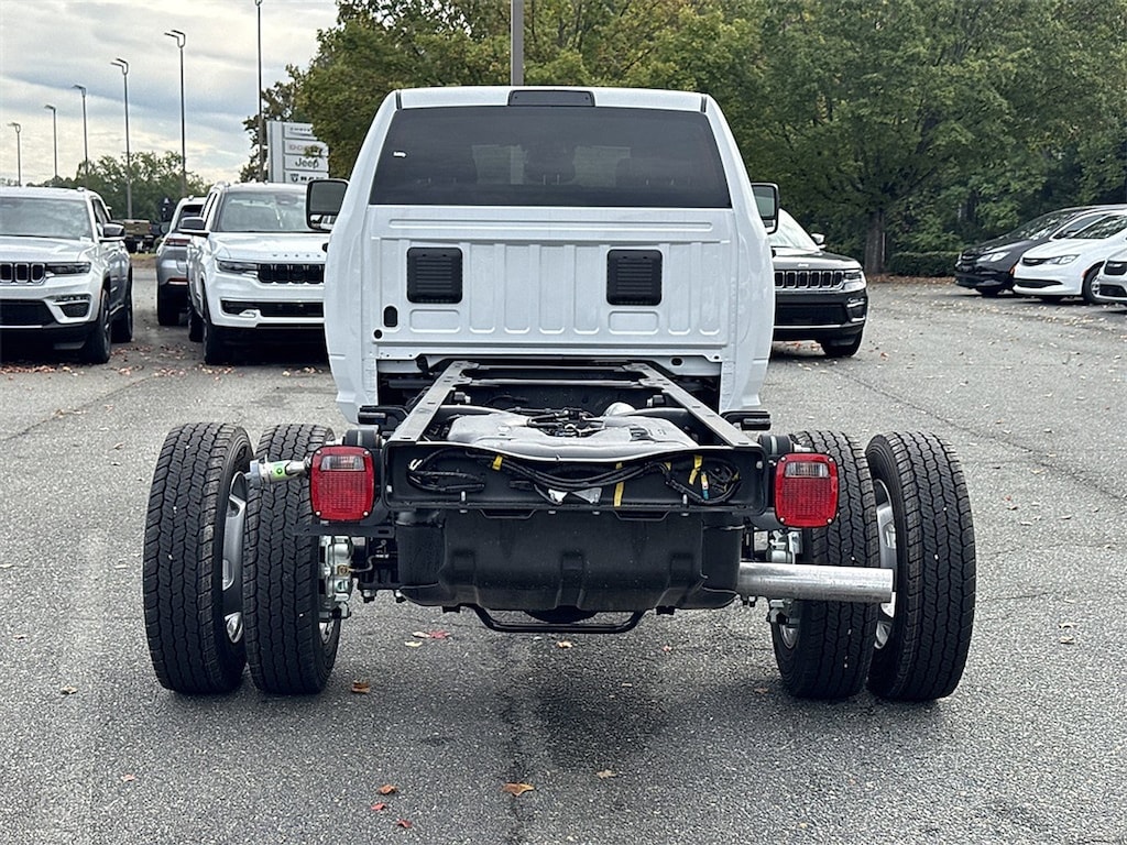 New 2025 Ram 5500 Chassis Cab 5500 TRADESMAN CHASSIS CREW CAB 4X4 84' CA Crew Cab