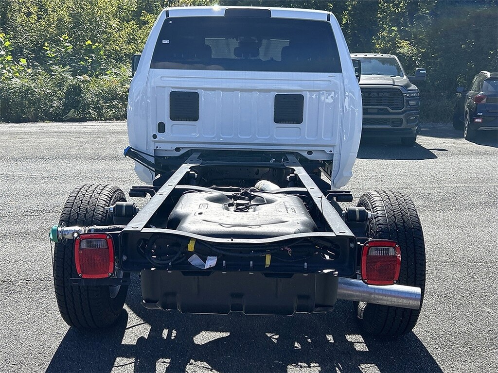 New 2025 Ram 3500 Chassis Cab 3500 TRADESMAN CREW CAB CHASSIS 4X4 60' CA Crew Cab