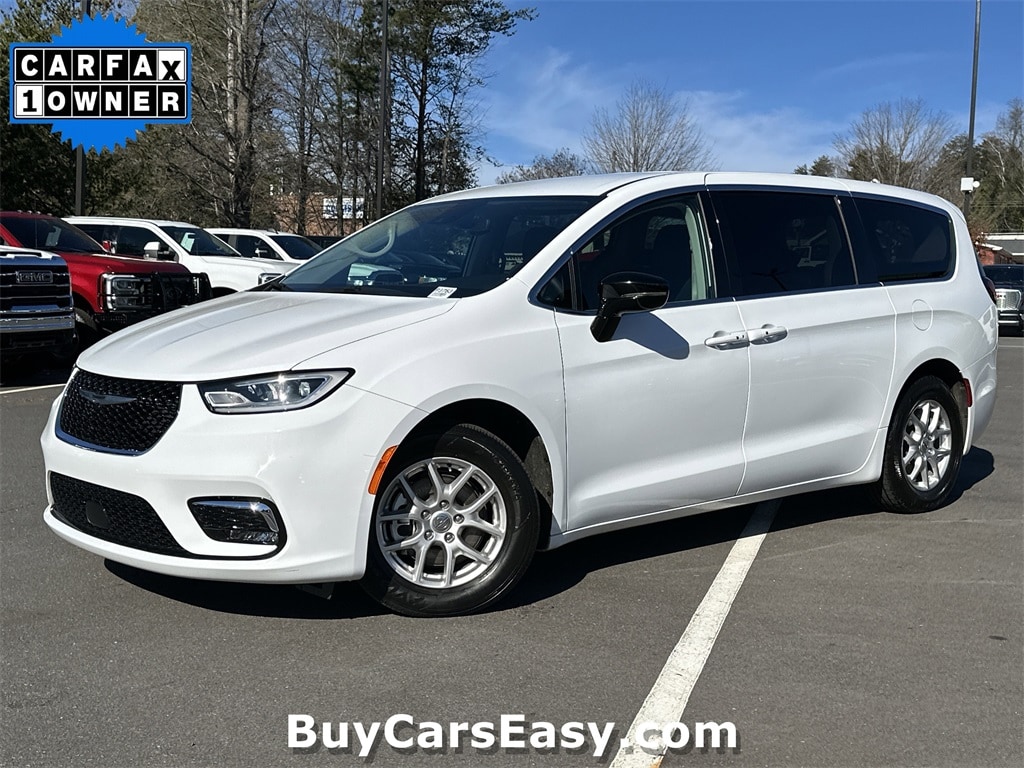 2024 Chrysler Pacifica Touring L's photo