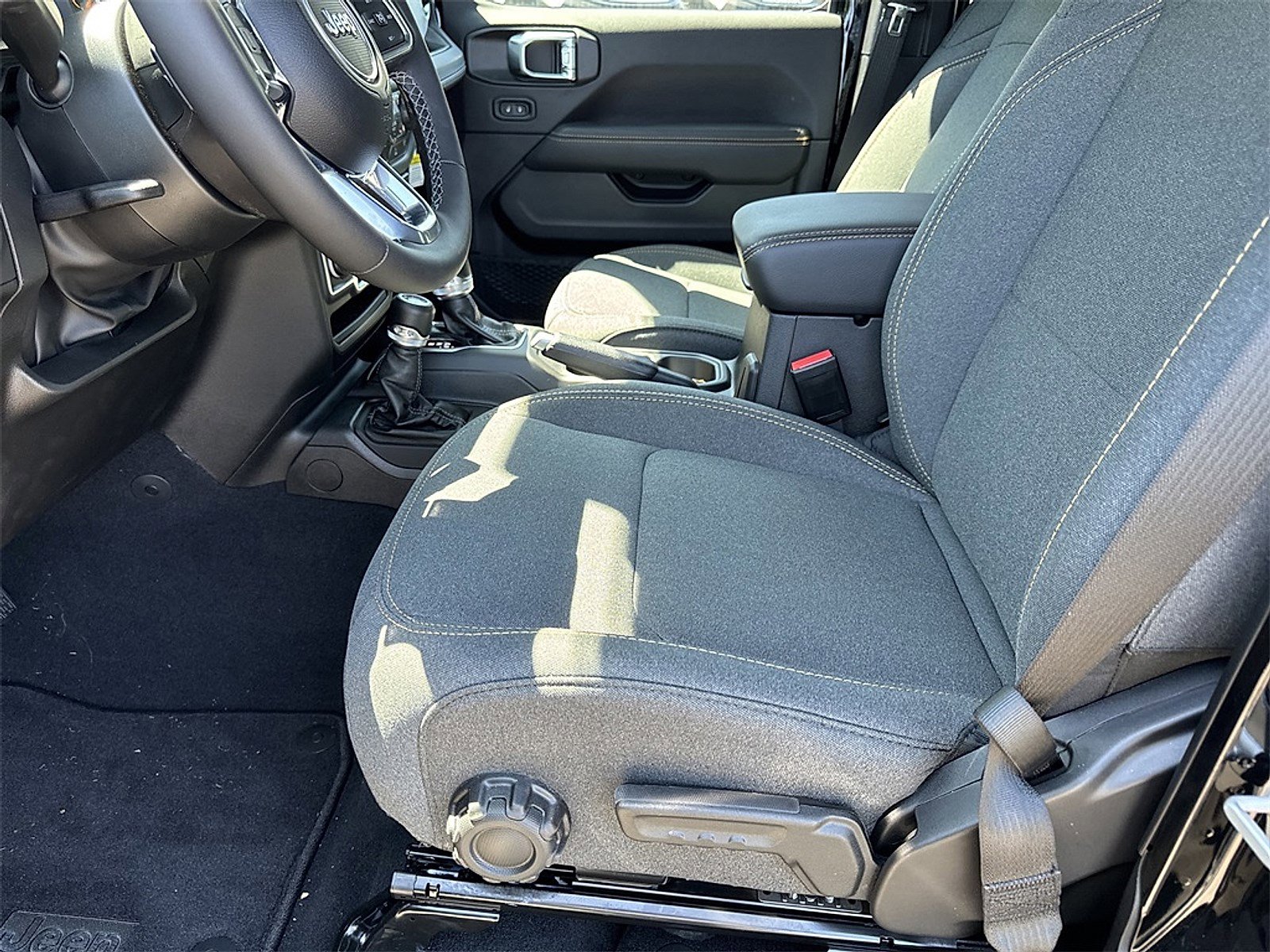 2025 Jeep Wrangler 4-Door Sahara - Photo 9