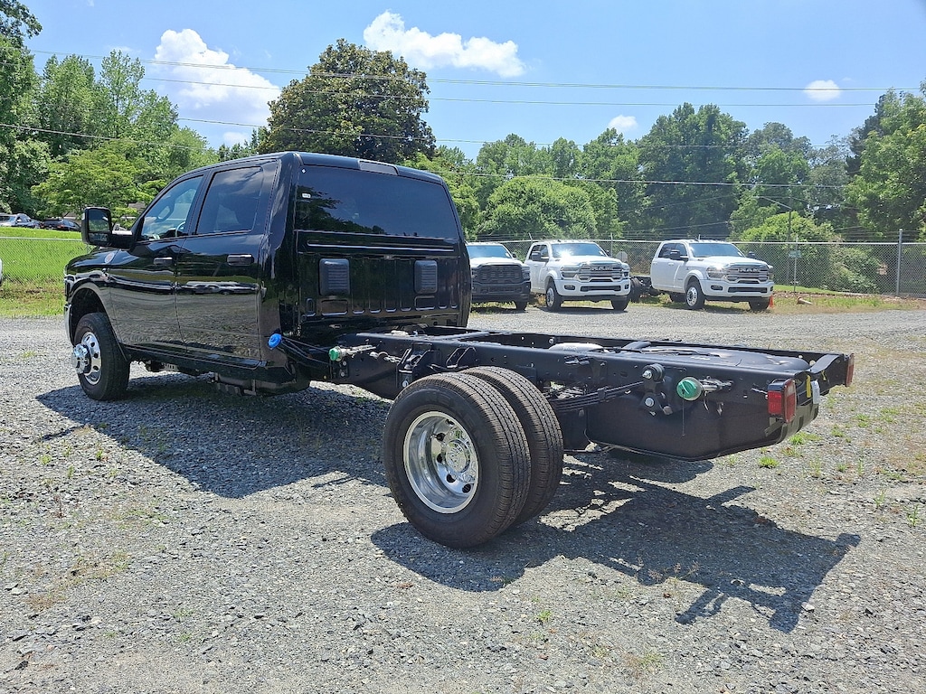 New 2025 Ram 3500 Chassis Cab 3500 TRADESMAN CREW CAB CHASSIS 4X2 60' CA Crew Cab