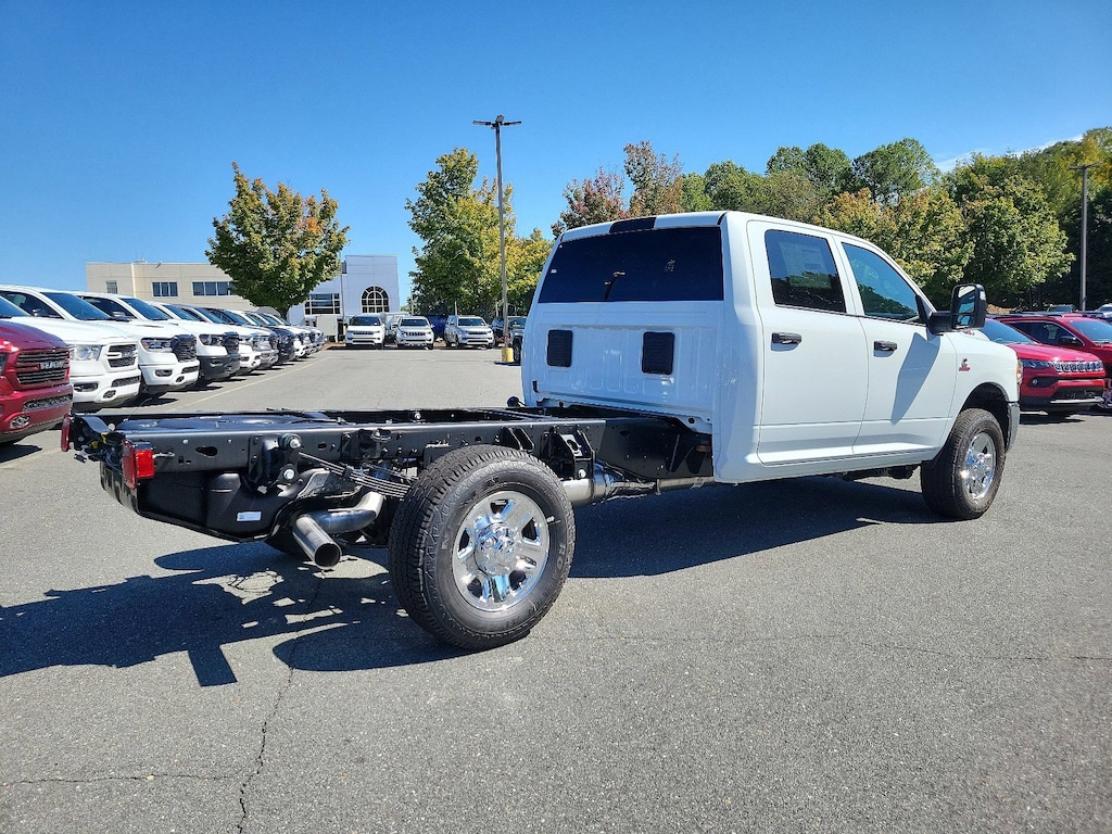 New 2024 Ram 3500 Chassis Cab 3500 TRADESMAN CREW CAB CHASSIS 4X2 60' CA Crew Cab