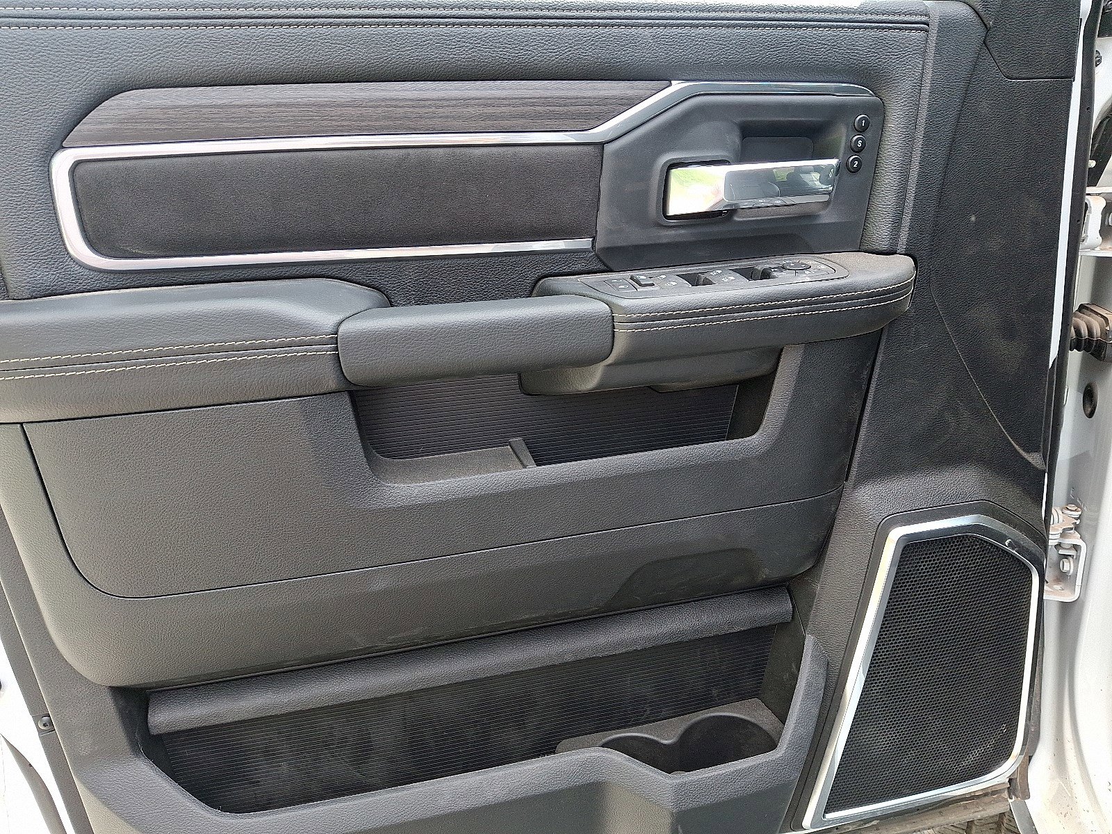 2025 RAM 2500 Laramie - Photo 8