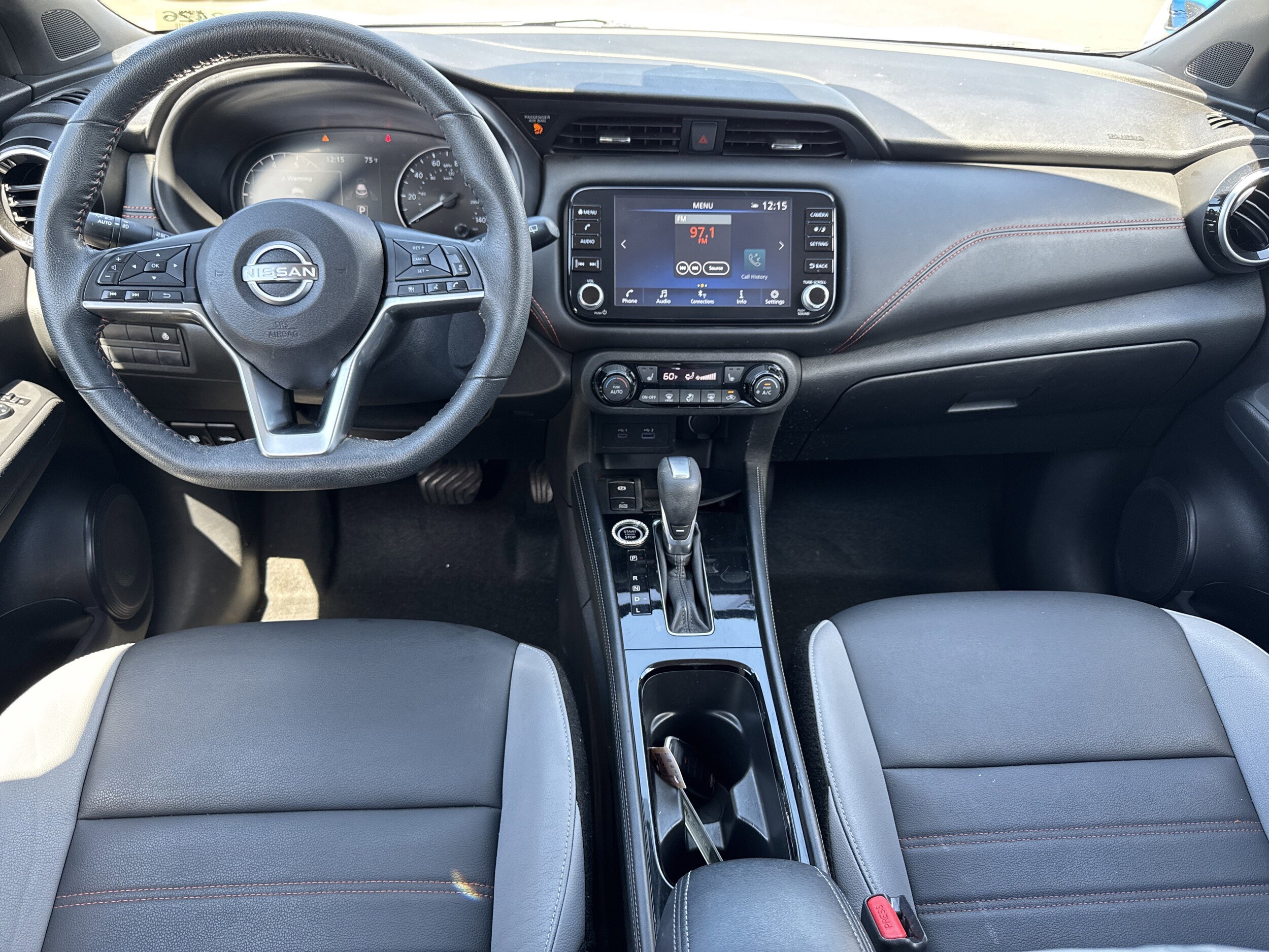 2023 Nissan Kicks SR photo 2