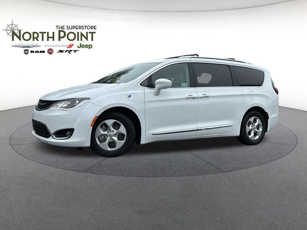 2018 Chrysler Pacifica Hybrid Touring L's photo