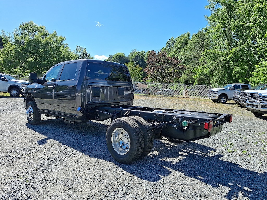 New 2025 Ram 3500 Chassis Cab 3500 TRADESMAN CREW CAB CHASSIS 4X4 60' CA Crew Cab