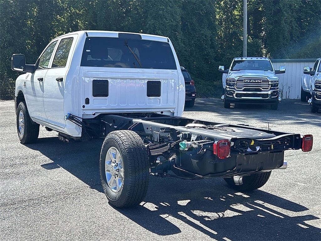 New 2025 Ram 3500 Chassis Cab 3500 TRADESMAN CREW CAB CHASSIS 4X4 60' CA Crew Cab