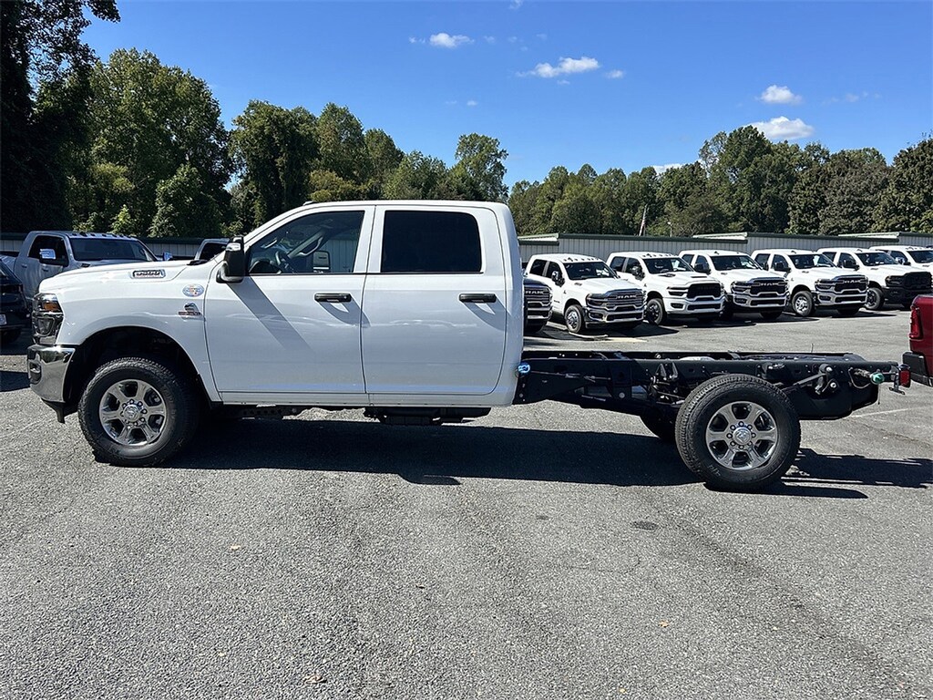New 2025 Ram 3500 Chassis Cab 3500 TRADESMAN CREW CAB CHASSIS 4X4 60' CA Crew Cab