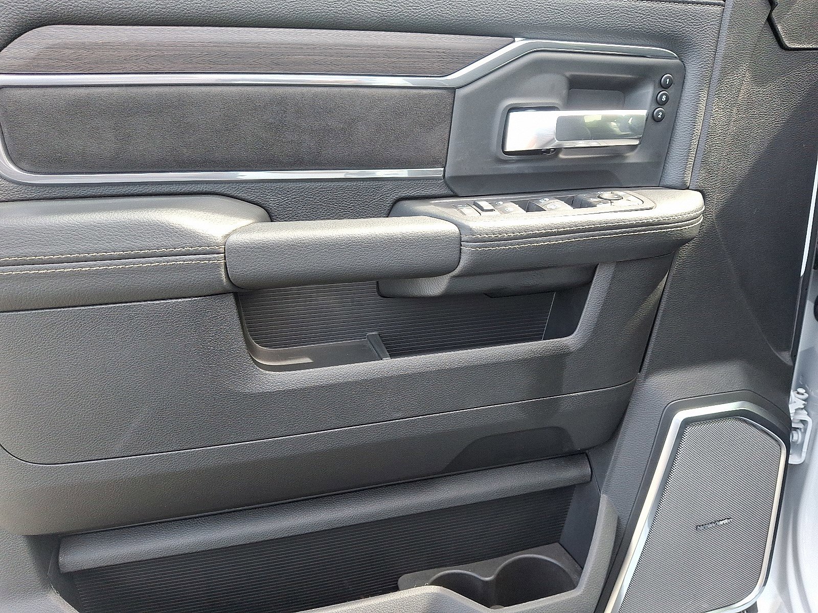 2025 RAM 2500 Laramie - Photo 8