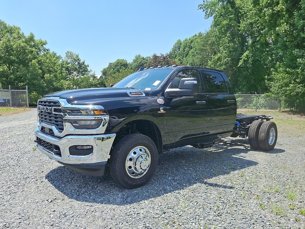 New 2025 Ram 3500 Chassis Cab 3500 TRADESMAN CREW CAB CHASSIS 4X2 60' CA Crew Cab