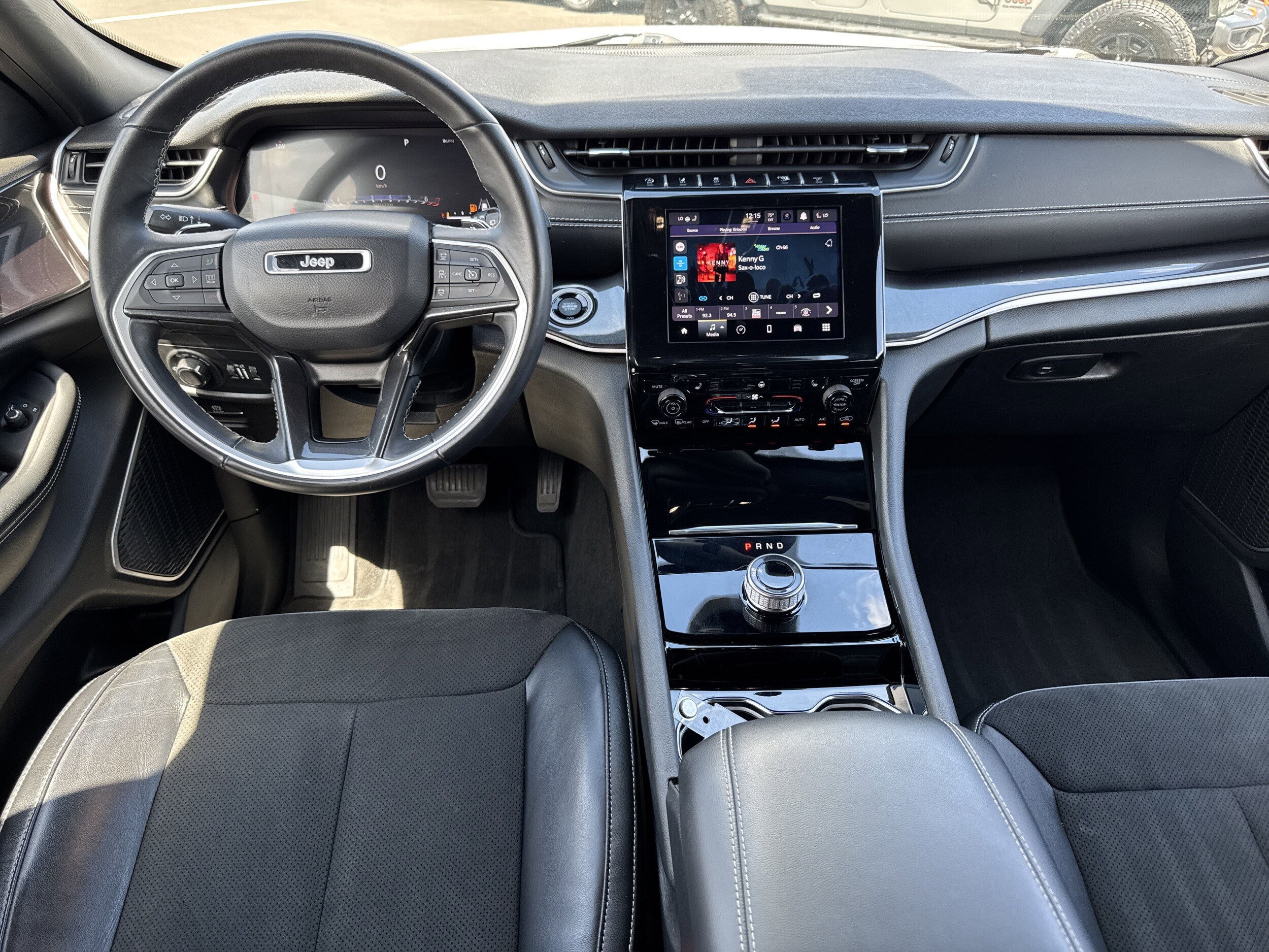 2022 Jeep Grand Cherokee Laredo Altitude photo 2