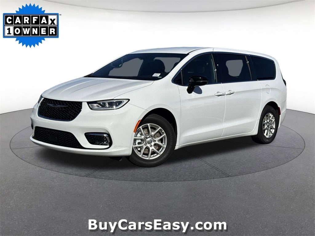 2025 Chrysler Pacifica Select's photo