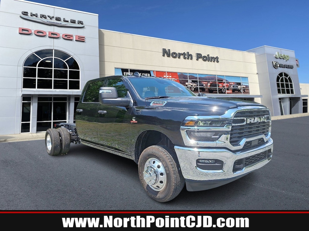 New 2025 Ram 3500 Chassis Cab 3500 TRADESMAN CREW CAB CHASSIS 4X2 60' CA Crew Cab