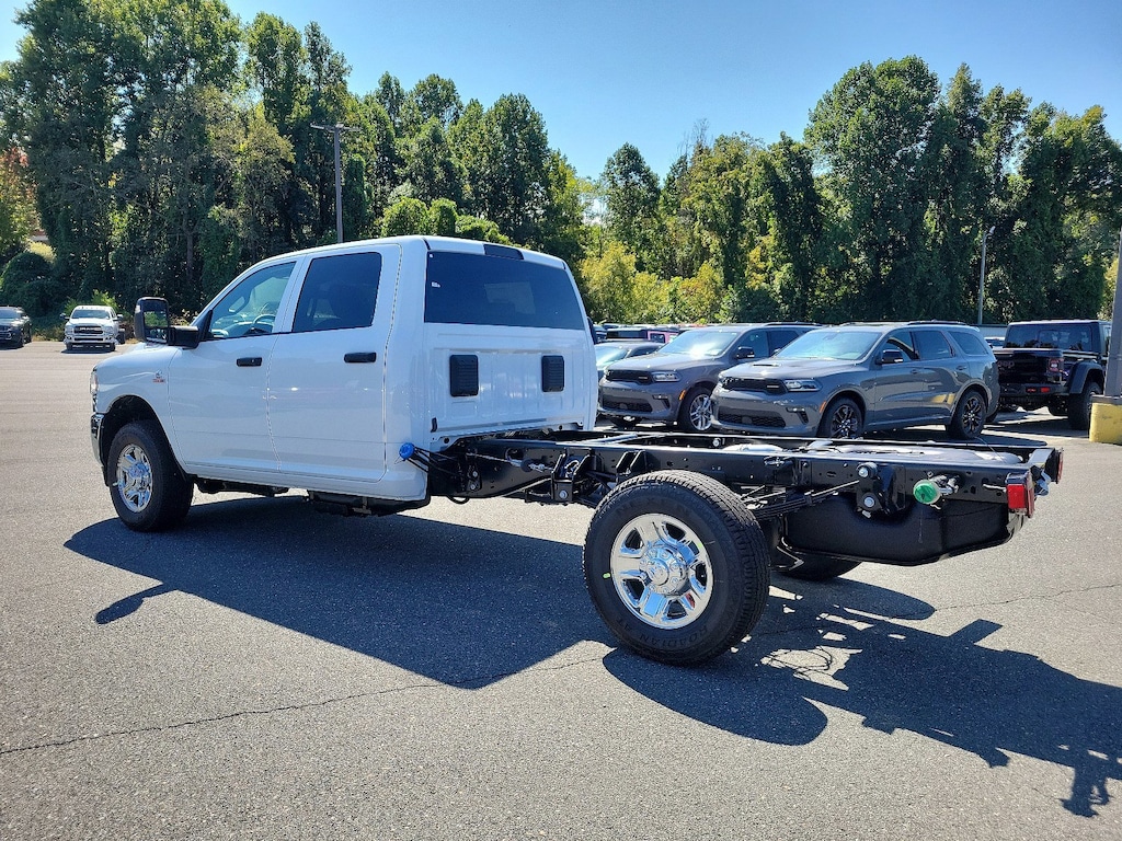 New 2024 Ram 3500 Chassis Cab 3500 TRADESMAN CREW CAB CHASSIS 4X2 60' CA Crew Cab