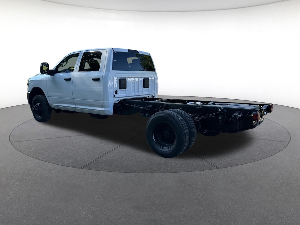 New 2026 Ram 3500 Chassis Cab TRADESMAN CREW 4X4 60' CA Crew Cab